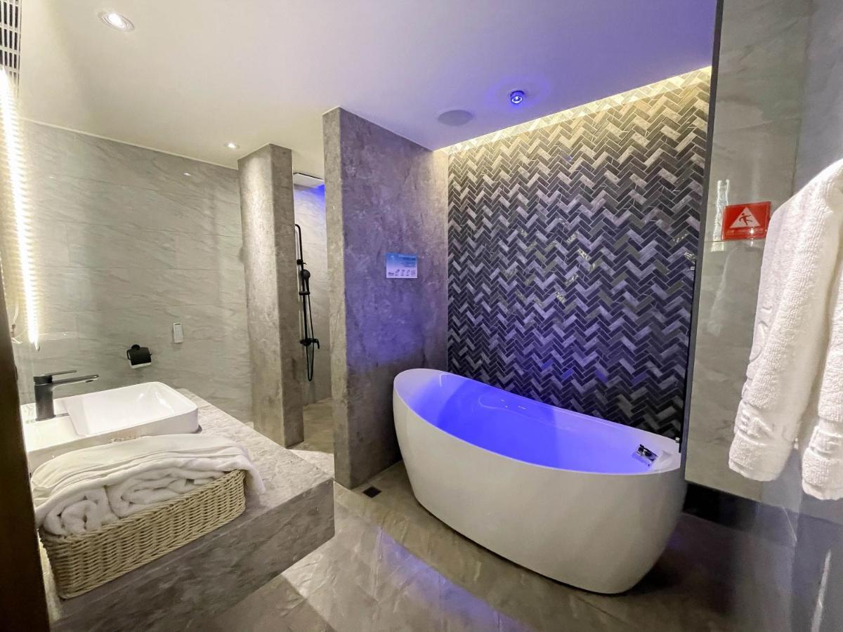Fifth Avenue Motel Taichung Bagian luar foto