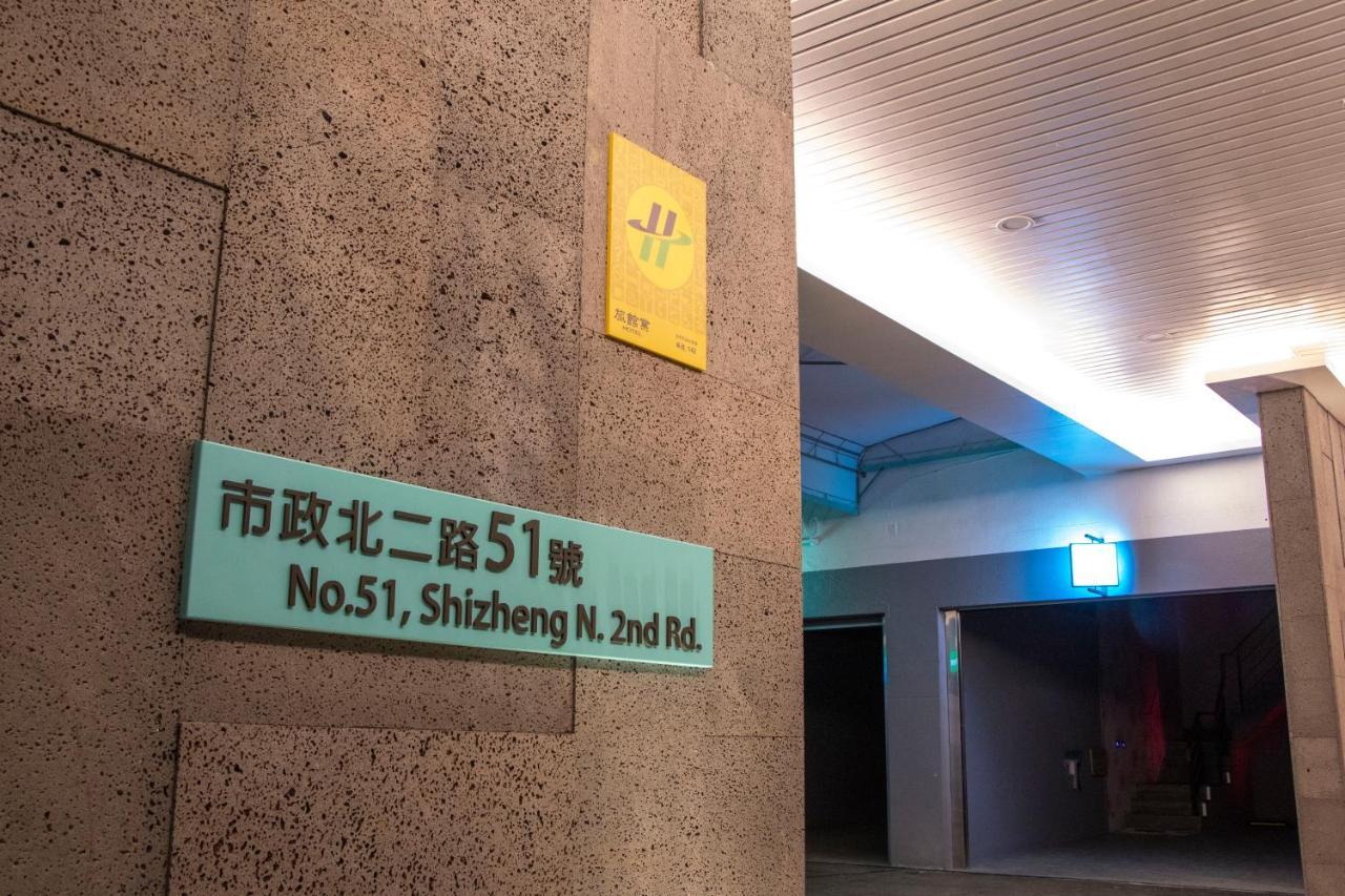 Fifth Avenue Motel Taichung Bagian luar foto