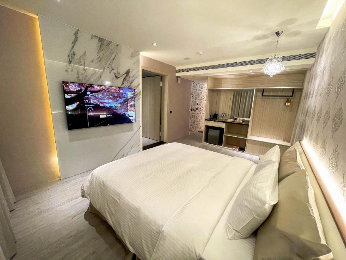 Fifth Avenue Motel Taichung Bagian luar foto