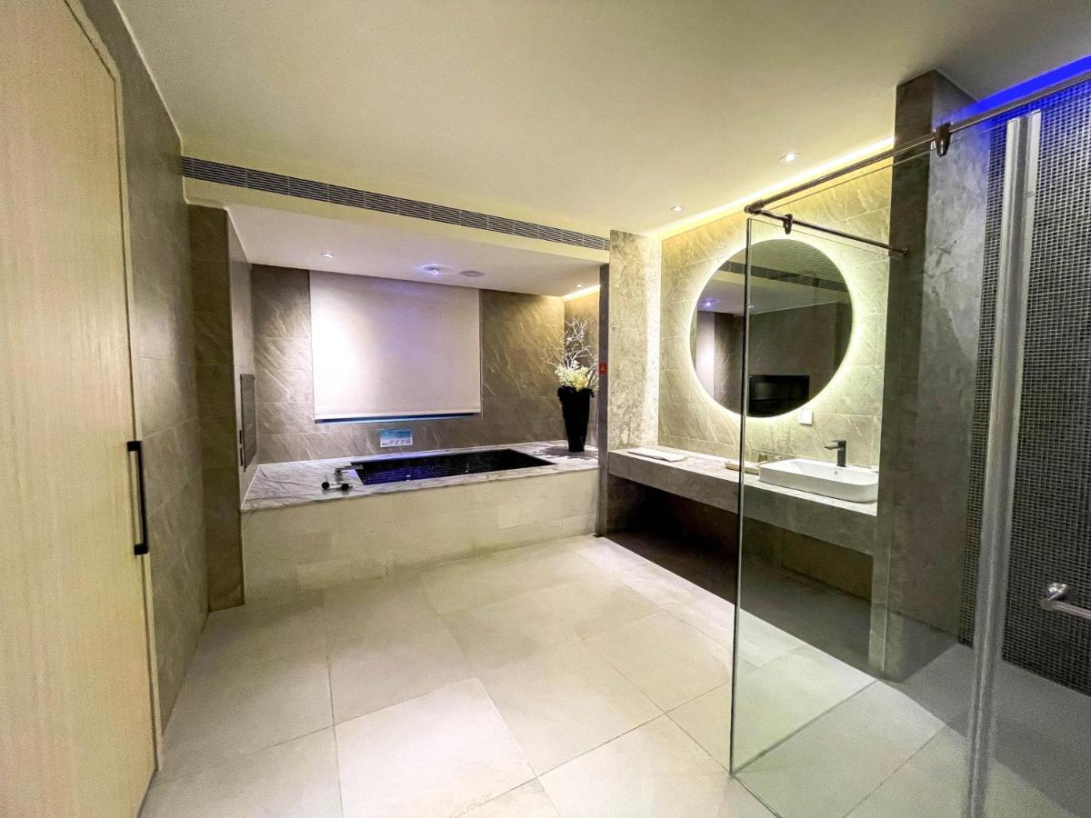 Fifth Avenue Motel Taichung Bagian luar foto