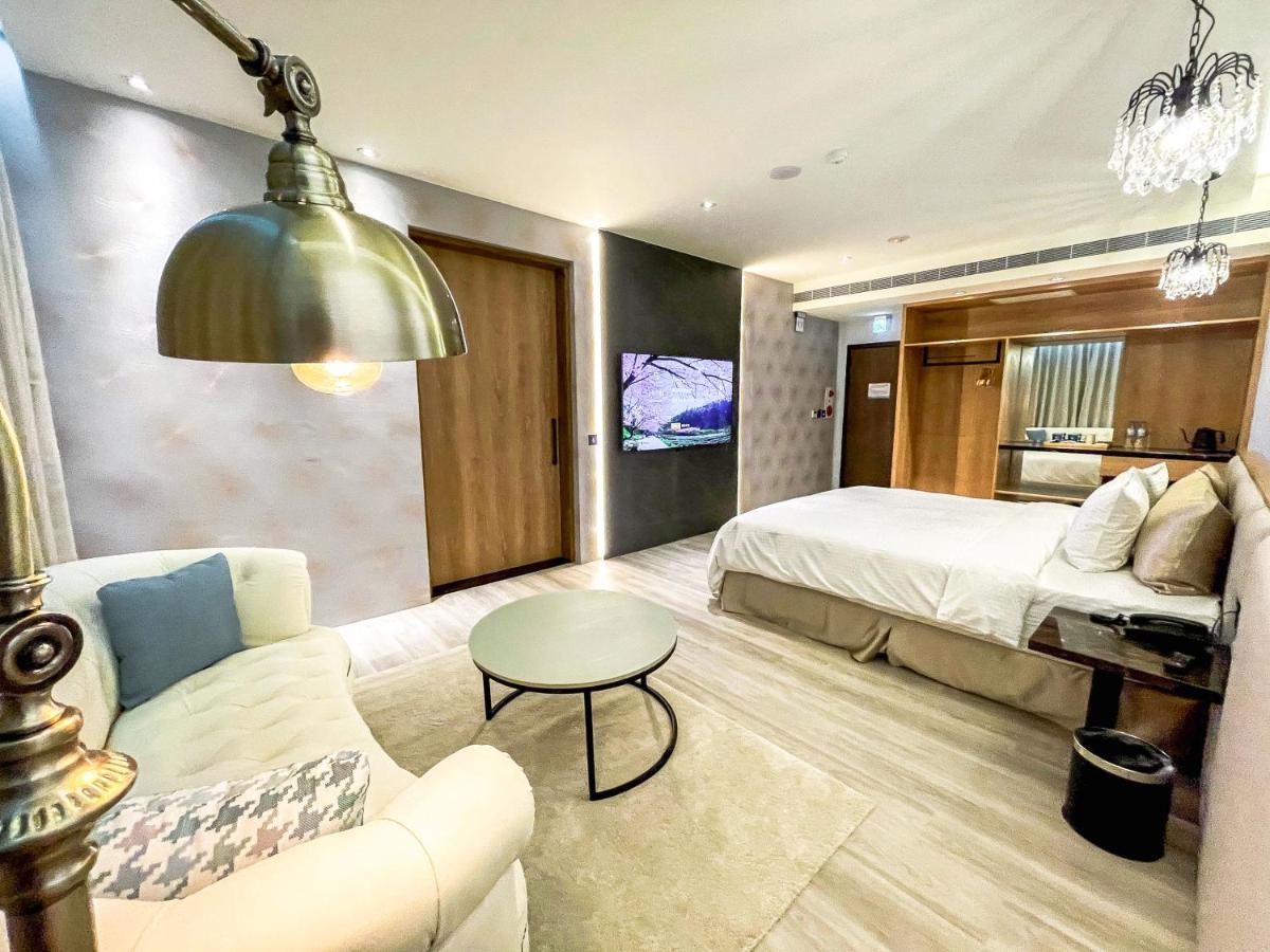 Fifth Avenue Motel Taichung Bagian luar foto