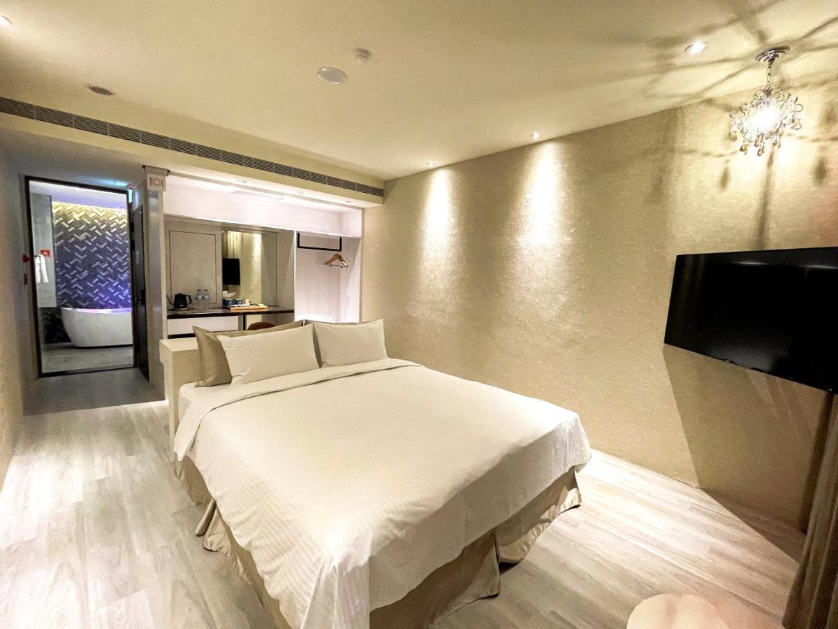 Fifth Avenue Motel Taichung Bagian luar foto