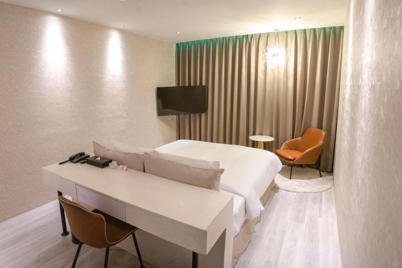 Fifth Avenue Motel Taichung Bagian luar foto