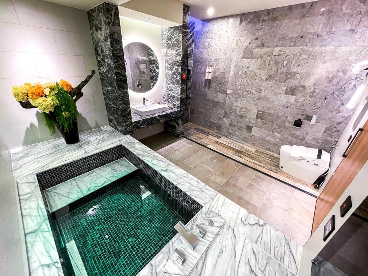 Fifth Avenue Motel Taichung Bagian luar foto