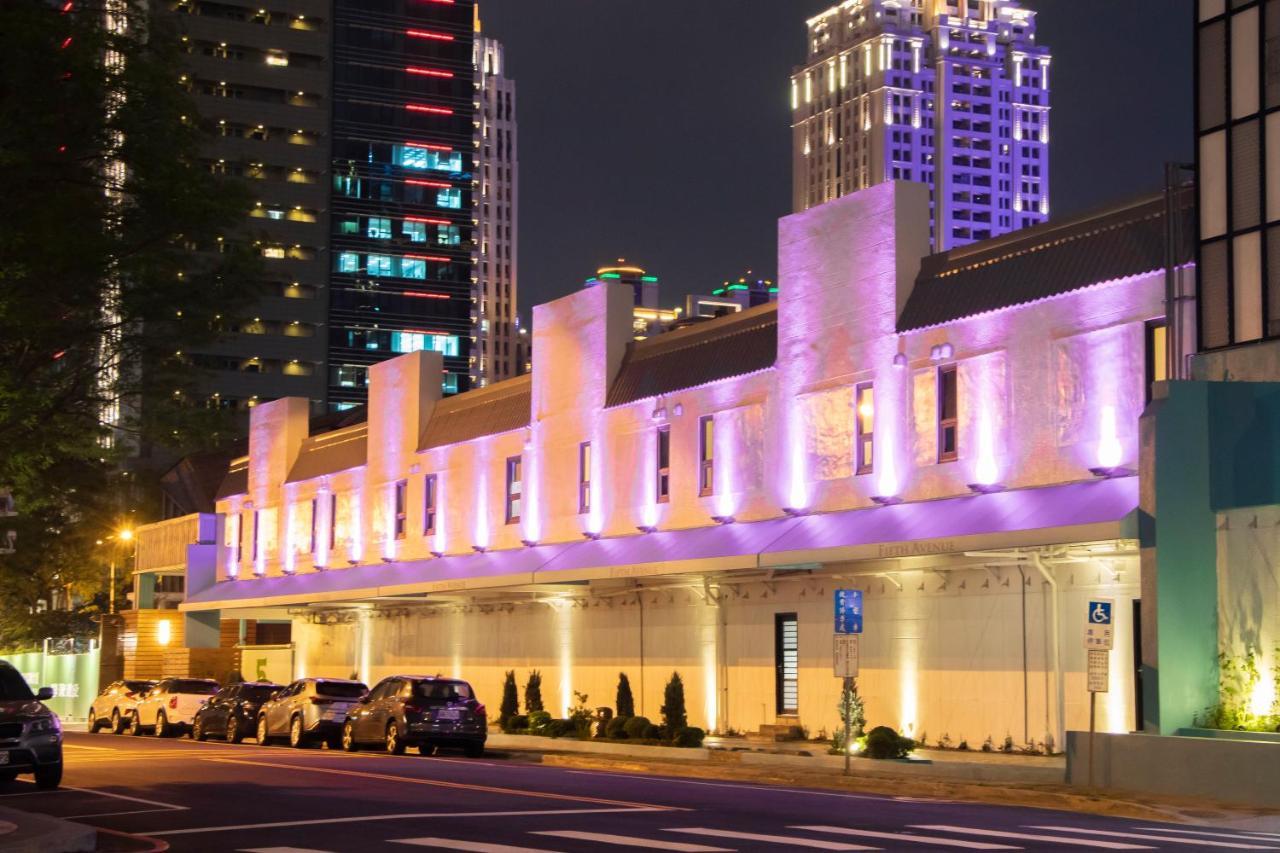 Fifth Avenue Motel Taichung Bagian luar foto