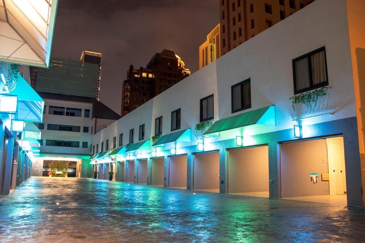 Fifth Avenue Motel Taichung Bagian luar foto