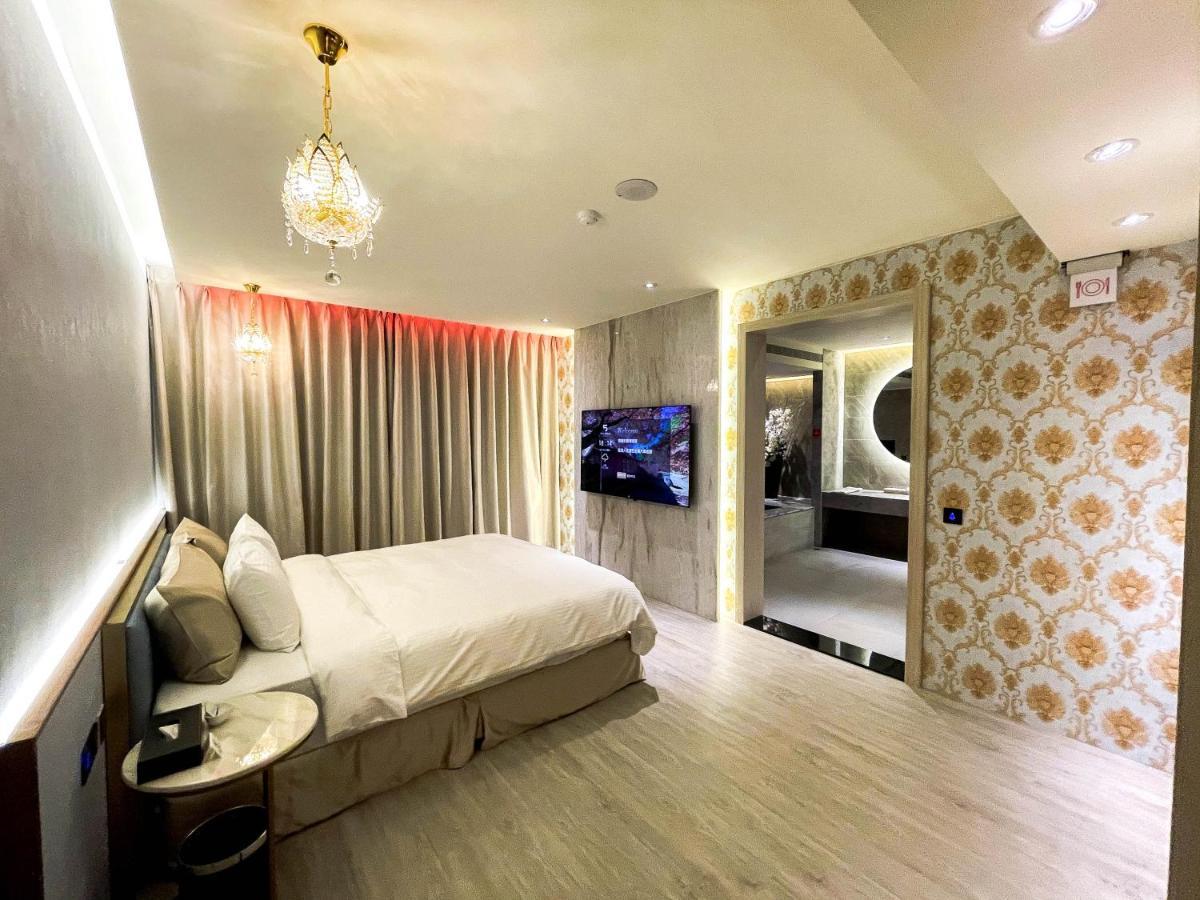 Fifth Avenue Motel Taichung Bagian luar foto