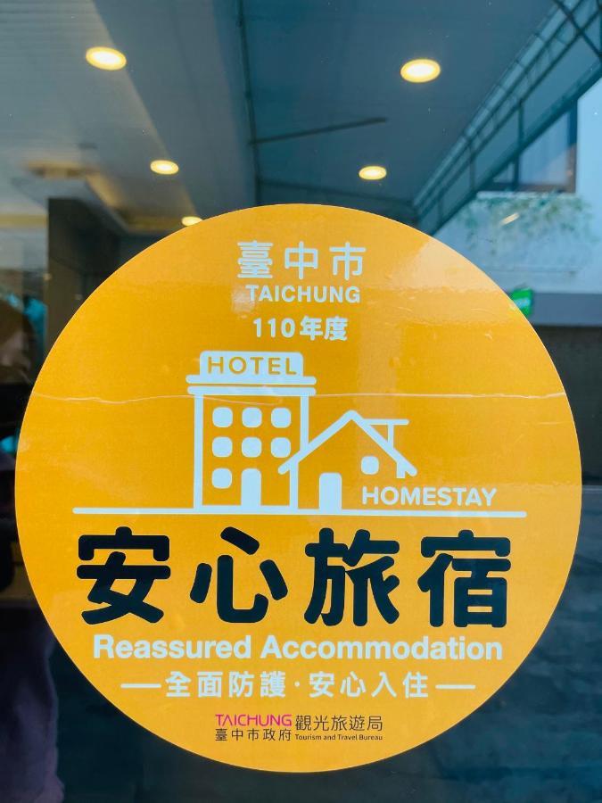 Fifth Avenue Motel Taichung Bagian luar foto