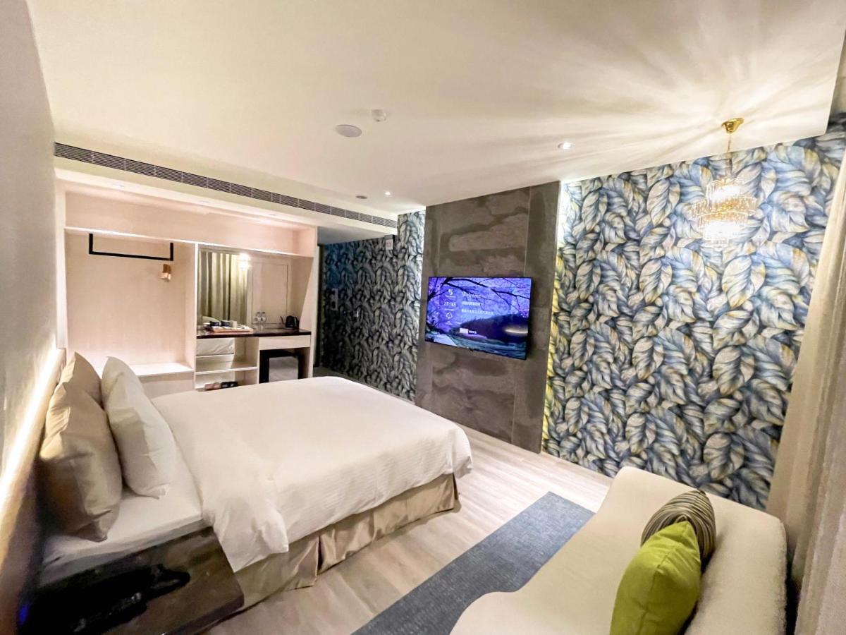 Fifth Avenue Motel Taichung Bagian luar foto