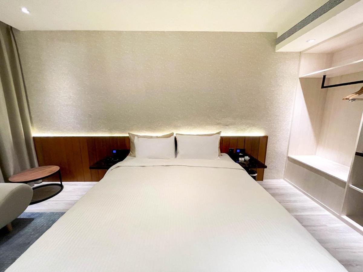 Fifth Avenue Motel Taichung Bagian luar foto