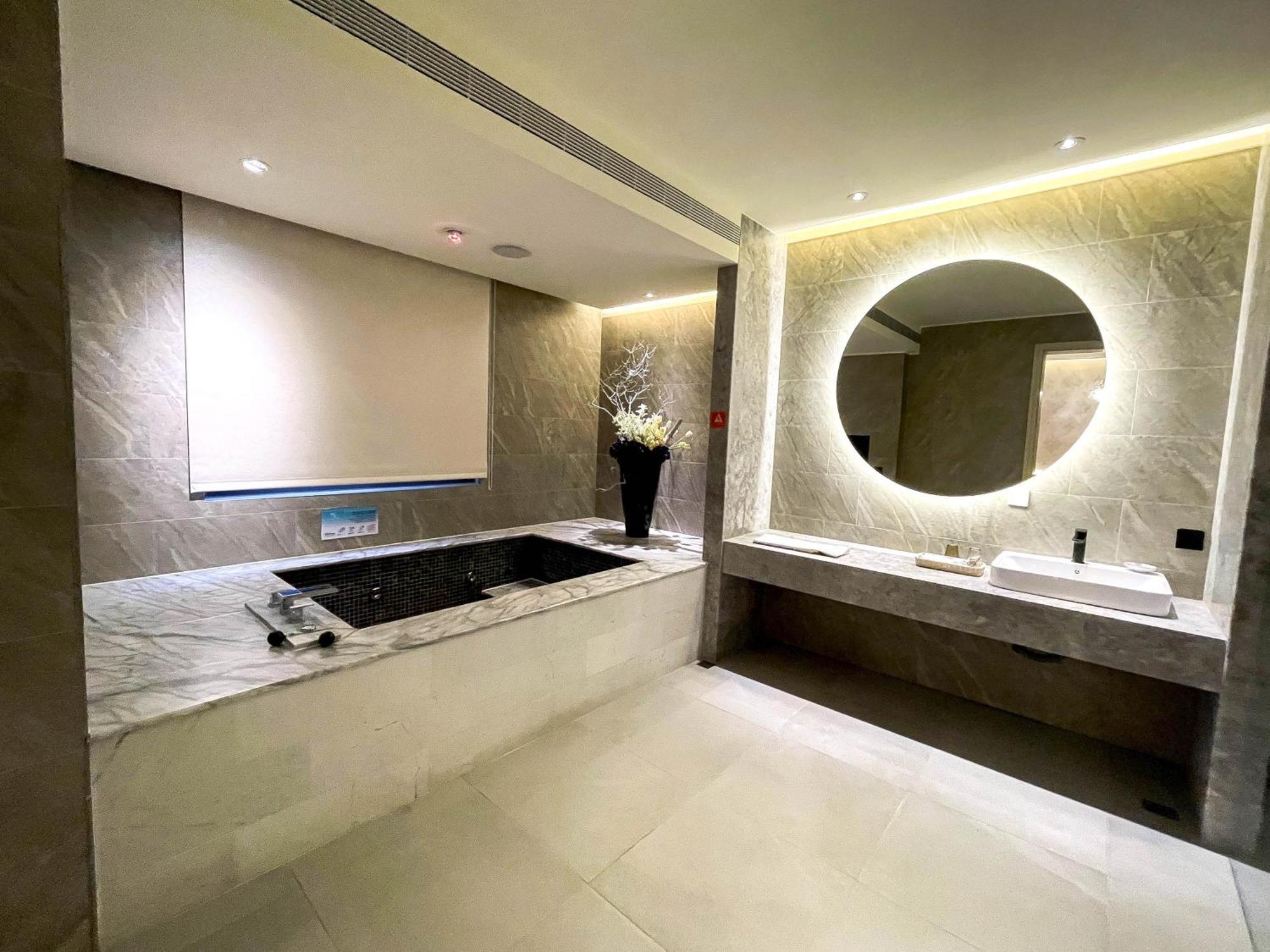 Fifth Avenue Motel Taichung Bagian luar foto
