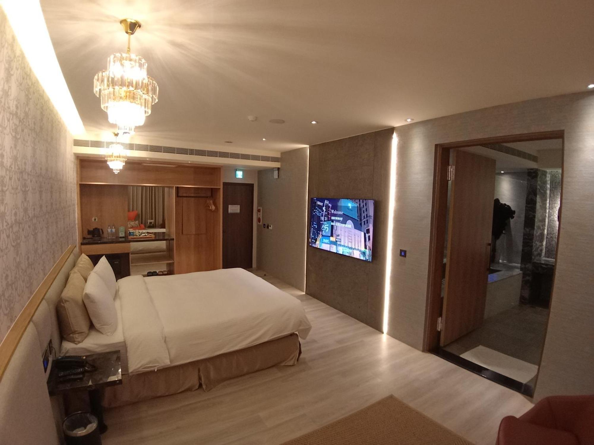 Fifth Avenue Motel Taichung Bagian luar foto