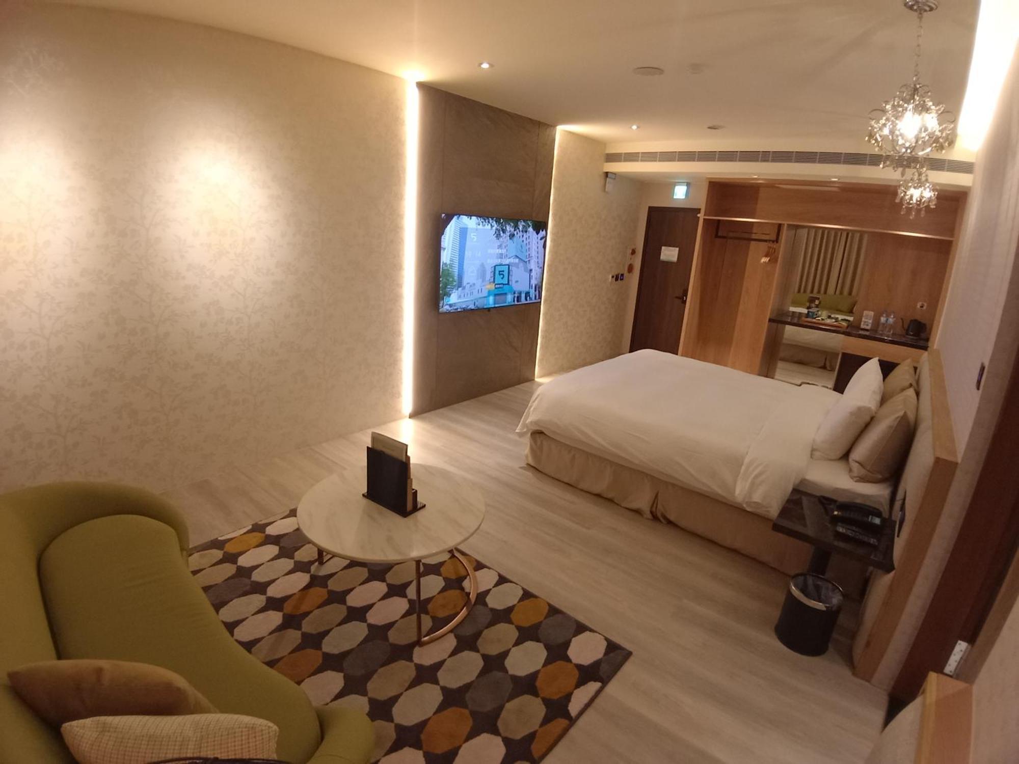 Fifth Avenue Motel Taichung Bagian luar foto