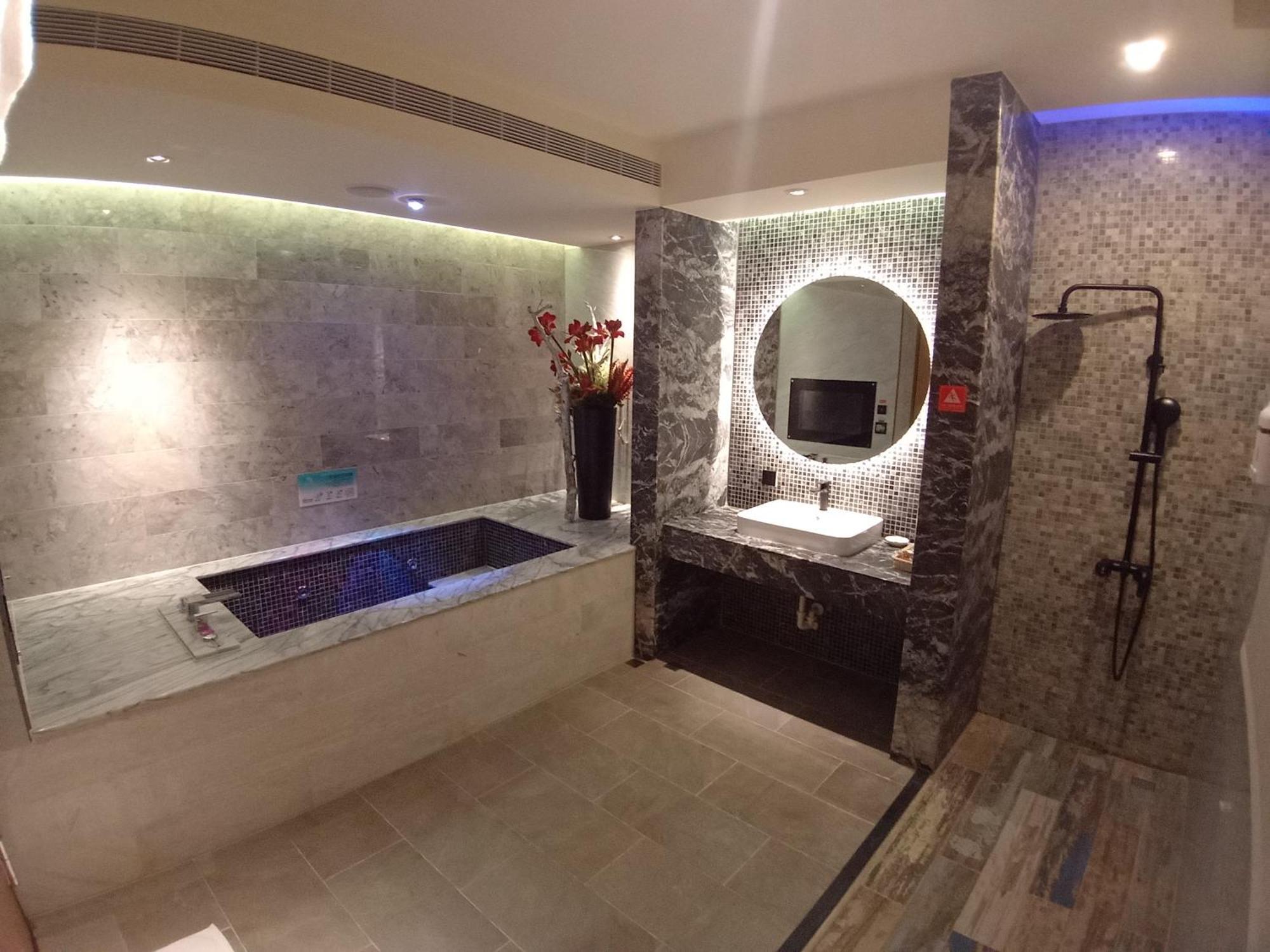 Fifth Avenue Motel Taichung Bagian luar foto